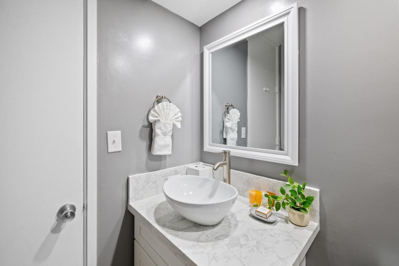 Newly Renovated Ilikai Marina Studio - Near Beach! Honolulu Luaran gambar